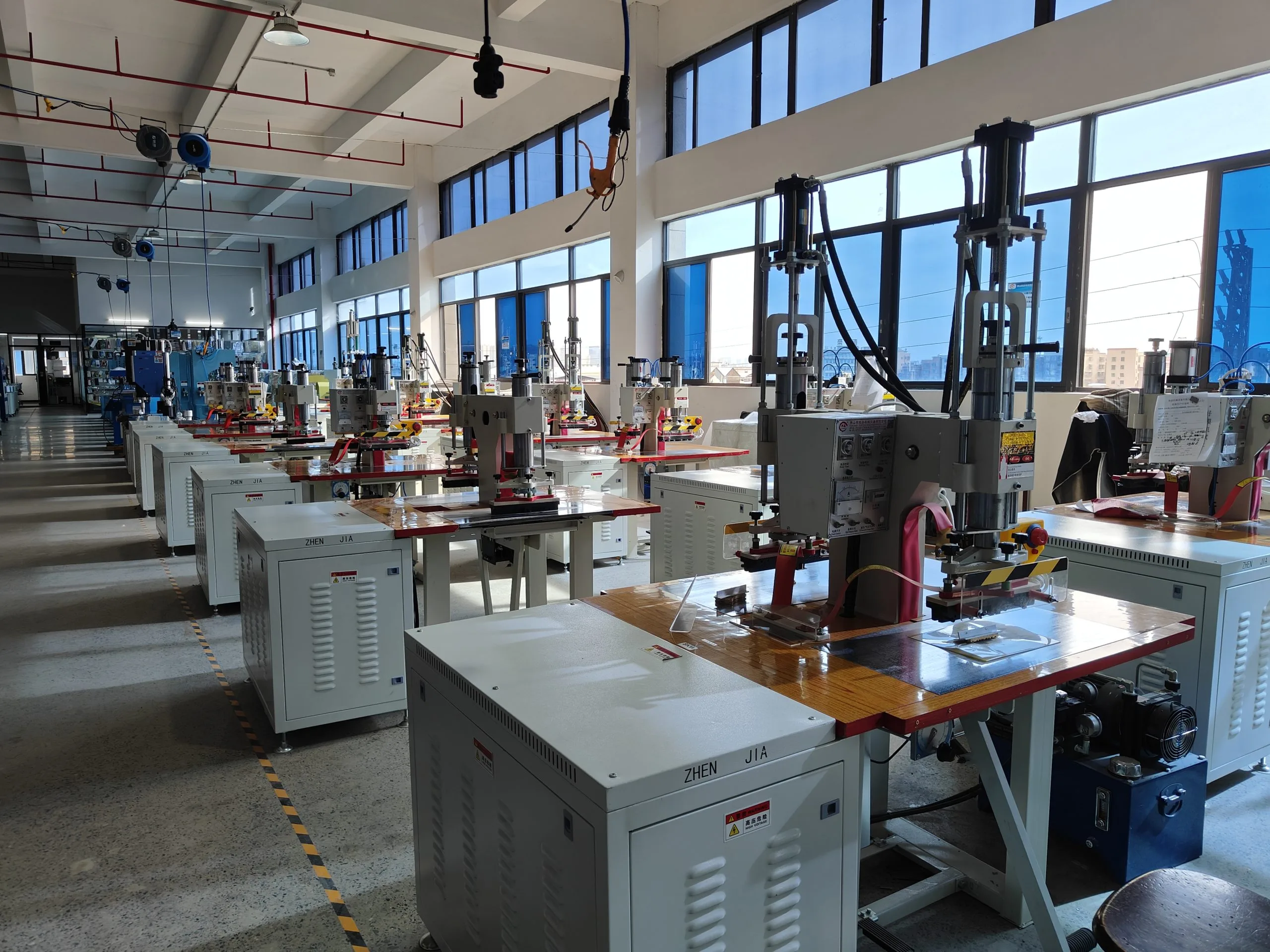 High frequency welding machine being loaded for global export – Zhenjia factory logistics